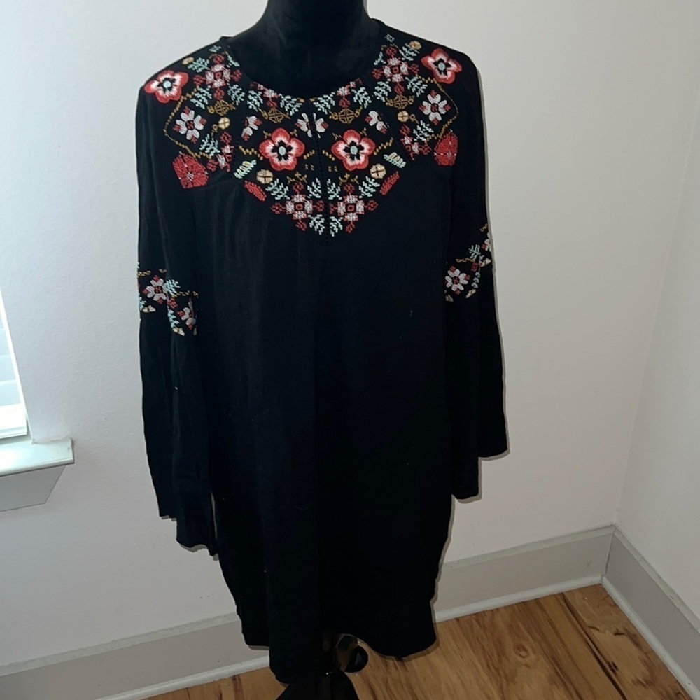 Blue Rain from Francesca’s Sz M Boho floral‎ embroidered black shift dress